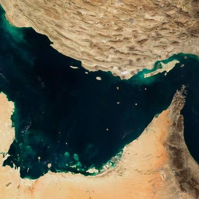 Das ist die Satellitensicht auf die Straße von Hormus, auf der eigentlich reger Schiffsverkehr herrscht. Doch wegen des Angriffs der USA und Israels auf den Iran, hat Letzterer die Durchfahrt eingeschränkt. Laut BDI mache das Deutschlands Industrie aber kaum was aus ... (Bild: Nasa / dpa)