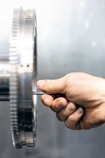 Hohe Abtragswerte und gute Oberflächenqualität: Mit dem Walter «Xtra·tec XT M5008»-Fräser lässt sich der Zerspanungsprozess des Messtechnik-Bauteils deutlich stabiler und wirtschaftlicher gestalten. (Bild: Walter AG)