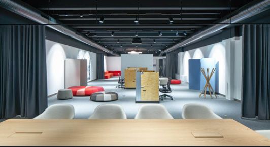 Im Aufenthaltsraum beziehungsweise Meeting-Raum des Gebäudes A - es ist doch mehr los, als so mancher angesichts von Bildern einsam vor sich hin rödelnder Rechner denkt: wöchentlich 80 bis 120 'Besucher' zählte E-Shelter schon vor der Eröffnung des zweiten Gebäudeteils.  (E-Shelter)