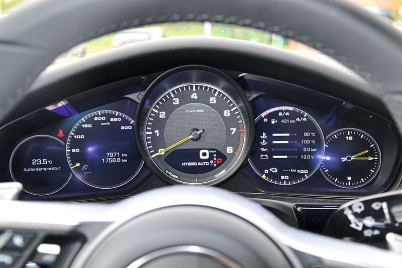 Das Zusammenspiel zwischen Verbrenner und Elektromotor läuft absolut nahtlos und es ist faszinierend, während der Fahrt das Auf zund Ab auf dem Drehzahlmesser zu beobachten. (Simon / »kfz-betrieb«)