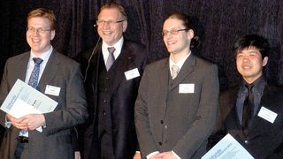 Die Gewinner des EFB-Projektpreises 2012, der von Wilfried Jakob (2.v.l.), Präsident des EFB, an Michael Engels (l.), Dieter Weise und Zongru Yang verliehen wurde.  (Bild: Kuhn)