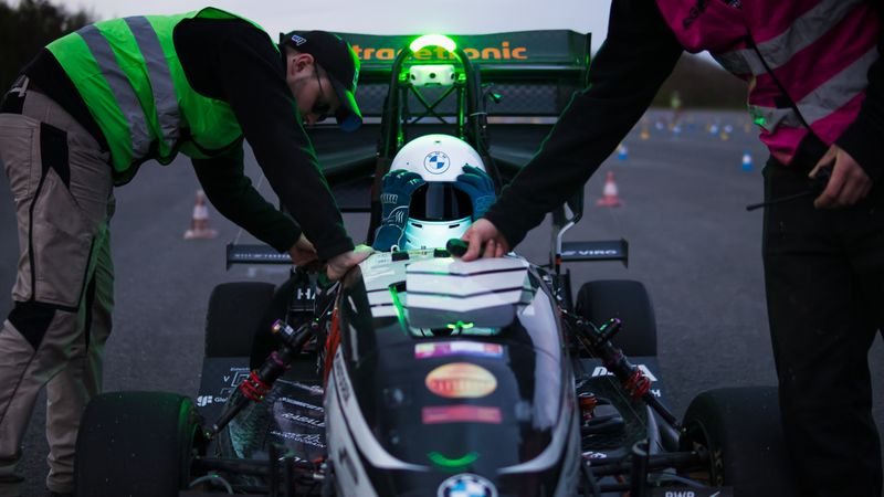 Habia bietet mit seinen PTFE Single Core Cables eine performante Lösung, die sich bereits unter extremen Bedingungen im Hochleistungs-Motorsport (u. a. Formel 1) bewährt.(Bild:  ELBFLORACE e.V.)