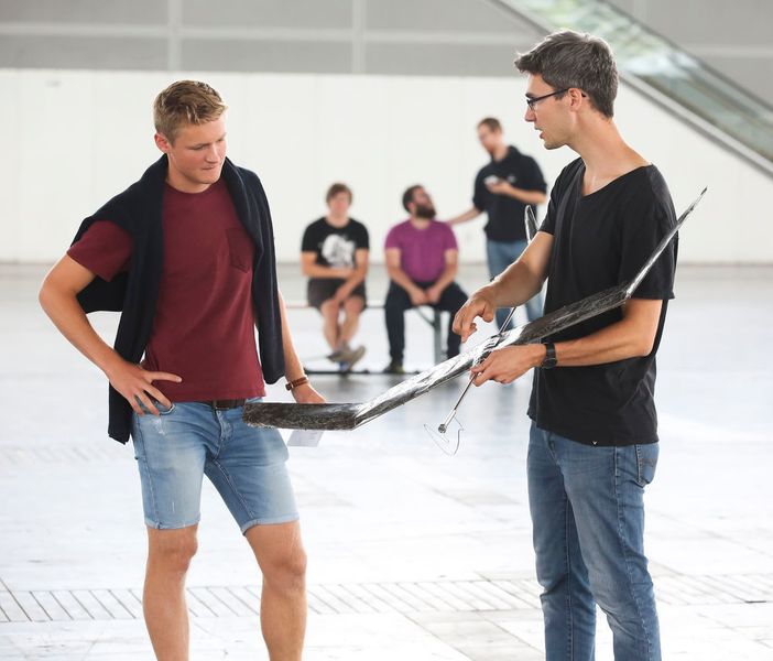 Rund 50 Studenten von fünf deutschen Universitäten verwandelten die Messehallen der Messe Düsseldorf in einen ungewöhnlichen Flughangar. Beim internationalen Wettbewerbs „Stahl fliegt“ brachten sie die unterschiedlichsten Flugobjekte aus Stahl zum Fliegen.  (Messe Düsseldorf)