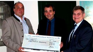 Bürgermeister Hans Steindl (Mitte) nimmt von Geschäftsführer Pörner Deutschland, Gerhard Bacher (l.) und Niederlassungsleiter Pörner Burghausen Claus Roiger (r.) einen Scheck über  1000 Euro für die Jugendarbeit der Stadt entgegen.  (Pörner Industriegesellschaft)