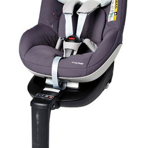 Entspricht den neuesten Richtlinien: der „i-Size“-’Maxi-Cosi 2way Pearl & 2way Fix’.