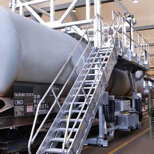 Die Arbeitsbühne der Günzburger Steigtechnik bietet dem Alstom-Wartungsteam ein Höchstmaß an Sicherheit und Flexibilität bei der Wartung von Kesselwagen. Der Aufstieg auf den mobilen Dacharbeitsstand erfolgt über eine höhenverstellbare Variotreppe.