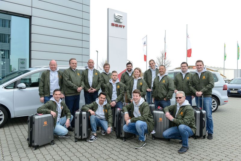 Sammlung in Weiterstadt vor dem Abflug: Die Mitglieder der deutschen Delegation zur Seat-Berufsweltmeisterschaft. (Bild: Seat Deutschland)