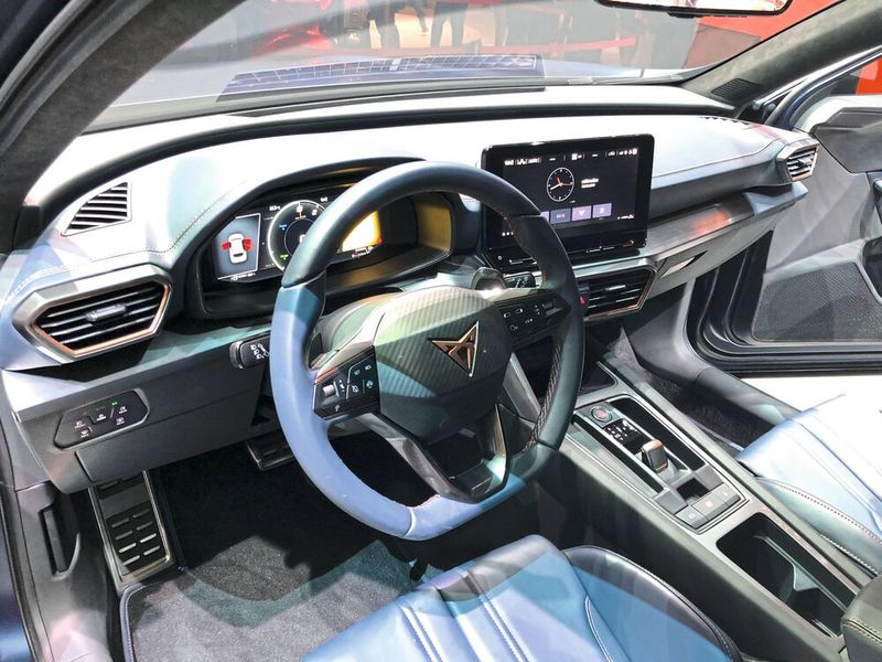 Der Innenraum ist modern mit LED-Technik, Sportsitze mit Rückenlehnen in Carbonfaser-Optik und einem  10-Zoll-Entertainmentsystem. (Bild: Seyerlein/»kfz-betrieb«)