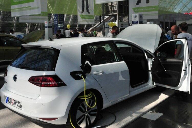 Ein E-Golf bringt den Besuchern die Elektromobilität näher. (Foto: Büttner)