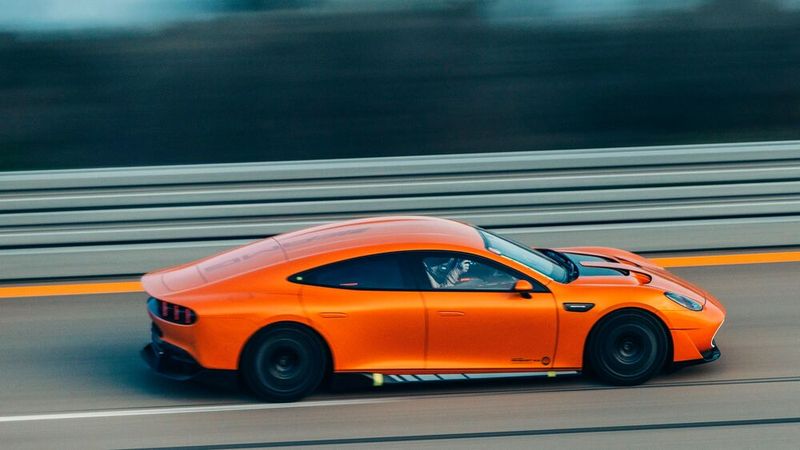 Mit dem Konzeptauto AMG GT XX gibt Mercedes einen Ausblick auf einen bald schon verfügbaren Elektro-Boliden. (Bild: Mercedes-Benz)