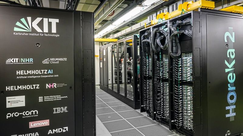 Mit rund 33 PetaFLOPS ermöglicht der neue Hochleistungsrechner Horeka 2 Berechnungen, die auf herkömmlichen Computersystemen Monate oder Jahre dauern würden.(Bild:  Markus Breig, KIT)