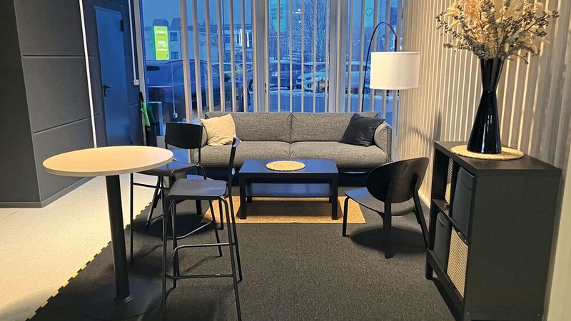 Kamux erhält eine neue CI. Dazu zählt auch eine ansprechend eingerichtete Lounge-Zone für die Kunden. (Bild: VCG - Lulei)