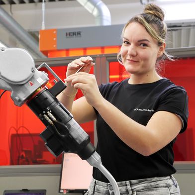 Durchgängige Daten im ERP-System unterstützen Fertigung, Service und Arbeitssicherheit bis in den Anlagenalltag. (Bild: SKS Welding Systems)