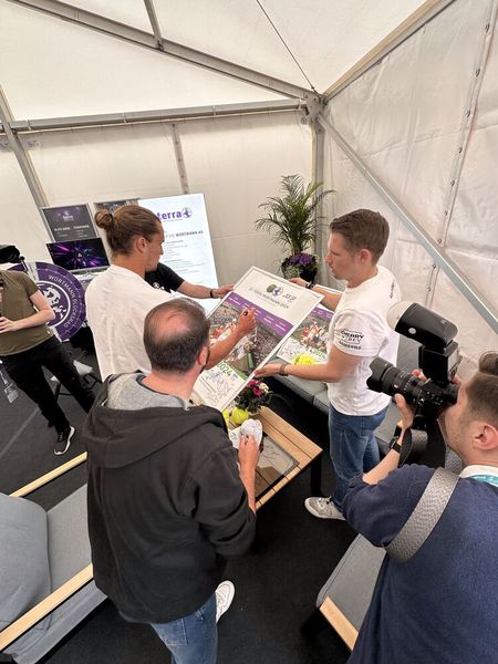 Noch schnell für die Versteigerung des Posters eine Unterschrift signieren. (Bild: Vogel IT-Medien)