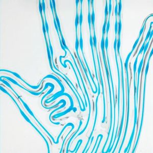Ein komplexes Hand-Muster entsteht: Die blauen Linien markieren die Verläufe, die später als pneumatische Kanäle dienen.(Bild:  Harvard John A. Paulson School of Engineering and Applied Sciences (SEAS)
