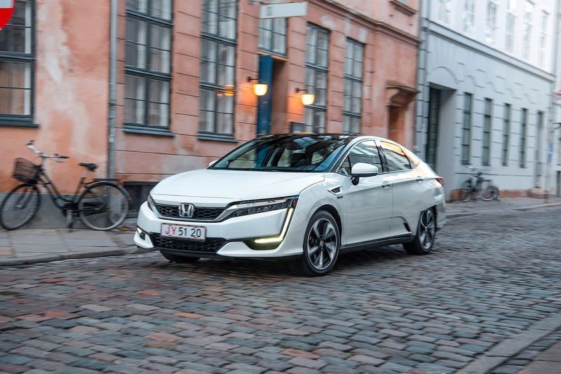 Künftig will auch Honda bei den Serienfahrzeugen mitmischen. Der Clarity Fuel Cell bietet laut Werksangaben eine maximale Reichweite von 650 Kilometern (nach NEFZ). Gegenwärtig setzen ihn die Japaner in Europa ein im Rahmen des durch die Europäische Kommission geförderten HyFIVE-Programms in Großbritannien und Dänemark mit einer begrenzten Anzahl von Fahrzeugen. (Honda)