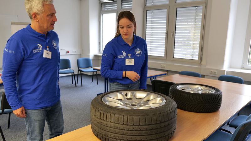 Nicole Oversohl aus Nordrhein-Westfalen erläutert Prüfer Michael Mohr, worauf ein Kunde bei der Wahl neuer Reifen achten muss. (Bild: Schmidt – autoFACHMANN)