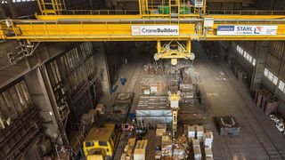 Noch hebt sich der neue Kran strahlend gelb vom Rest der Halle ab. (Bild: Stahl Cranesystems)