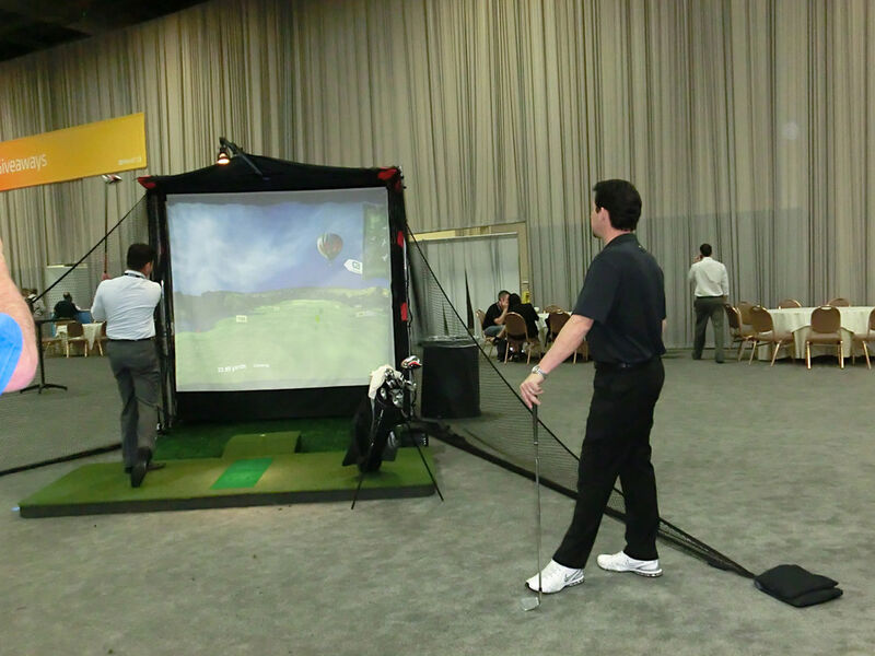 Unvermeidbar auf einer US-Messe: Das Golfen. Dieser Spieler möchte nicht CA Technologies Treffen, sondern seine Schlagkraft testen. (Bild: Ostler)