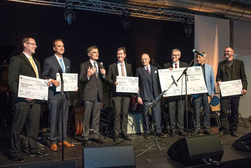 Foto (v. li.): Bernd Riedel (Main-Post) als Vertreter des Vereins Aktion Patenkind e.V., Prof. Dr. Frank Schiefelbein (Uniklinikum Würzburg) als Mitinitiator des Prostata Hilfe Deutschland e.V., Claus Bolza-Schünemann (Koenig & Bauer), Christian Schuchardt (Oberbürgermeister Würzburg) für das Projekt barrierefreies Integrationscafe auf dem ehemaligen LGS-Gelände, Dr. Klaus Mapara (Robert Krick Verlag), David Brandstätter (Main-Post), Dr. Gunther Schunk (Vogel Communications Group) und Prof. Dr. Heinz Reinders für die Heuchelhof Dragons. (Katrin Heyer Photographie)