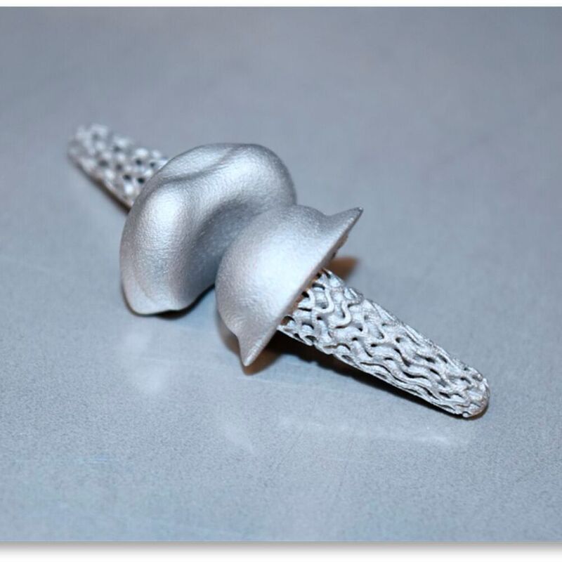 Die Fingerkit-Implantate werden in speziellen 3D-Druck-Verfahren gefertigt, welche hohe Detailgenauigkeit und unterschiedliche Oberflächenqualitäten ermöglichen.