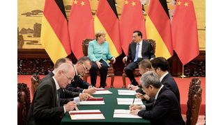 Matthias Zink (3. v. li.), Vorstand Automotive OEM der Schaeffler AG und Hu Zhongxiong, Bürgermeister der Stadt Changsha (2. v. r.), während der Unterschriftenzeremonie im Beisein von Bundeskanzlerin Angela Merkel und des chinesischen Ministerpräsidenten Li Keqiang. (Auto-Medienportal.Net/Bundesregierung/Steffen Kugler)