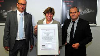 Mit der Zertifikatsübergabe wurde das Energiemanagement nach ISO 50001:2011 bei den Deutschen Edelstahlwerken bestätigt. (Bild: Deutsche Edelstahlwerke)