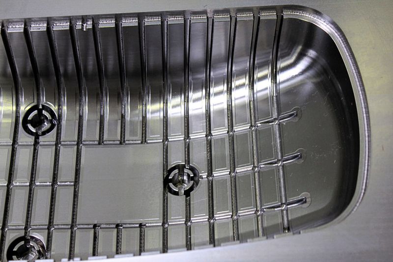 Bild 3: Schmale Nuten ohne Vorschlichten, weil das Spannsystem Power Mini Shrink Chuck ein Werkzeug ausreichend stabilisiert. (Haimer)