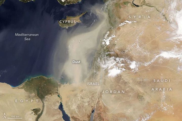 Das Satellitenbild zeigt eine dicht Staubwolke über dem Nahen Osten am 24. April 2022. Eine neue Studie ergab, dass hohe Konzentrationen mikroskopisch kleiner Partikel aus Verbrennungsquellen im Nahen Osten viel gesundheitsgefährdender sind als die größeren und weit verbreiteten Wüstenstaubpartikel, da die kleinen Partikel tief in die Atemwege eindringen.
