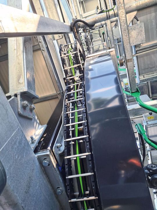 Die Energieführungskette TKV105 verfügt über eine integrierte Zugentlastung für die verlegten Leitungen, was früher nur über eine spezielle und damit kostenintensive Sonderausführung möglich war.(Bild:  Tsubaki Kabelschlepp)