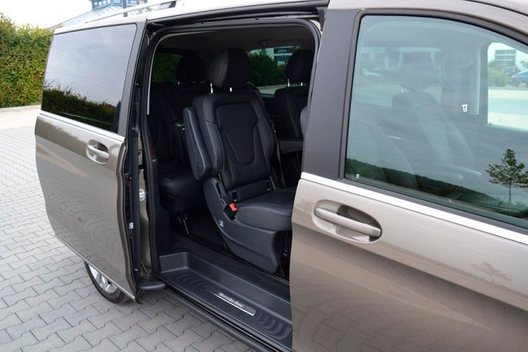 Für Fahrer und Passagiere ebenfalls äußerst komfortabel sind die elektrischen Schiebetüren. (Foto: Michel)