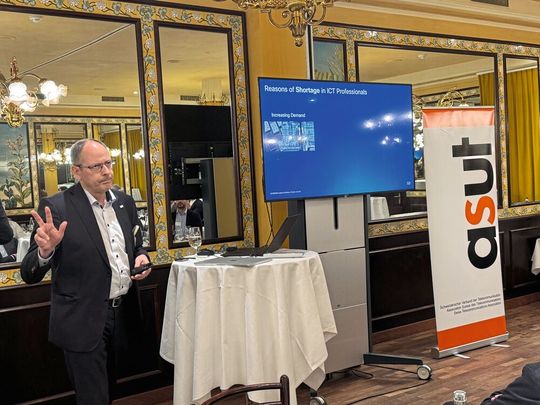 Dr. Matthias Wick, CTO of Cisco Systems (Switzerland) during his presentation at the asut Lunch Forum on AgenticOps.(Image: Anne Richter, VCG)