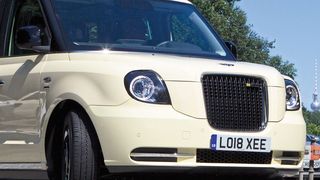 Bekannte Silhouette, neues Innenleben: Die bisher schwarzen Taxis von London werden künftig auch in anderen Städten fahren – mit Elektromotor. (Bild: LEVC)