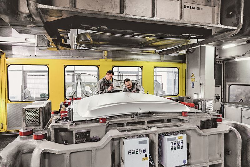 Bei der Herstellung der Luxuslimousine A8 entsteht die Haube mit einem intelligenten Werkzeug. (Bild: Audi/ Matt Stark)