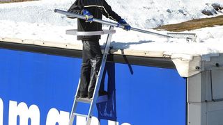 Der sichere, ergonomische Einsatz des Arbeitsmittels steht bei dieser Enteisungsleiter von Mauderer im Vordergrund. (Bild: Mauderer)