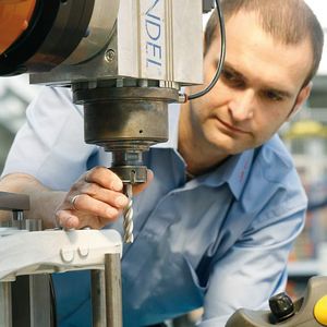 Bild 1: Force Control Machining steht für leicht programmierbares, robotergestütztes Bearbeiten beliebiger Werkstücke.