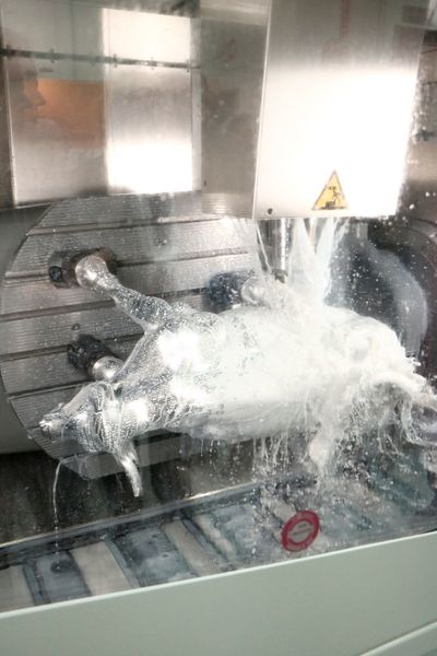 „Fritz the Bull“ wird auf einem 5-Achs-Bearbeiungszentrum C 650 aus einem Aluminiumblock aus dem Vollen gefräst. (Sonnenberg)