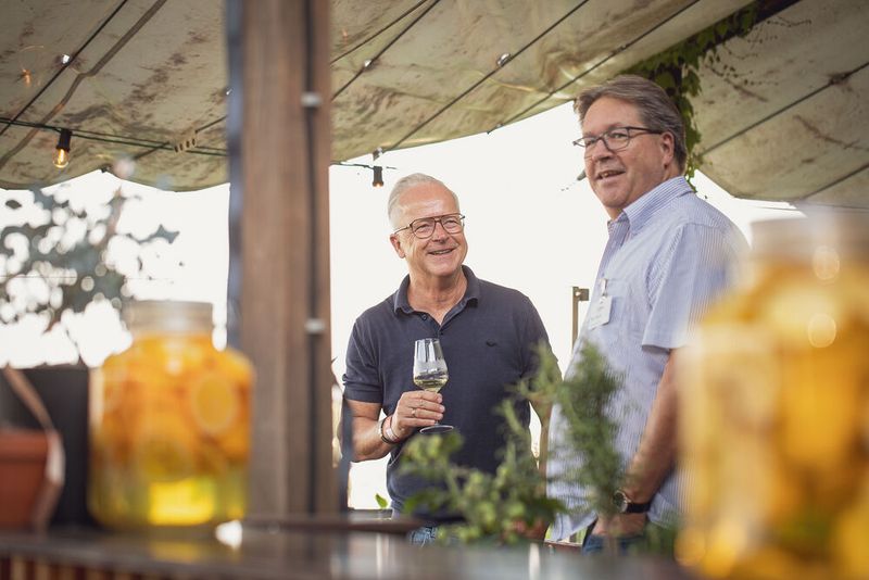 Anwenderkongress Steckverbinder 2023: Die Abendveranstaltung am Dienstag auf dem Nikolaushof mit Blick über Würzburg. (Bild: Stefan Bausewein)
