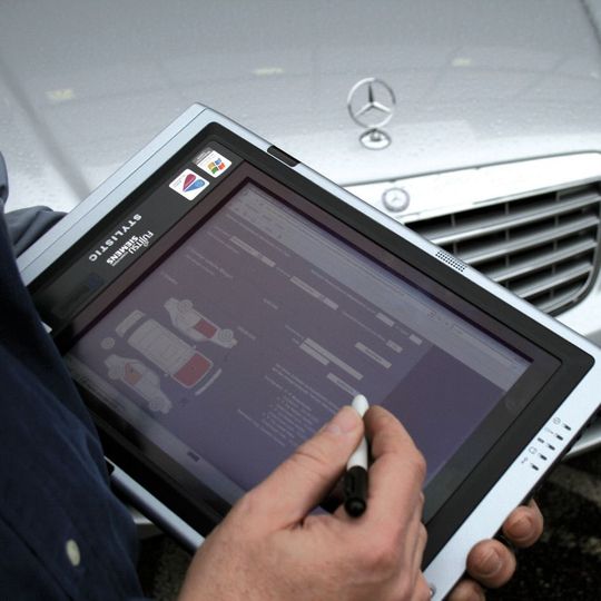 Die Betriebe der Automobilgruppe Nord AG nutzen jetzt den Alpha Controller bei der Hereinnahme von Fahrzeugen.(Bild:  KPR)