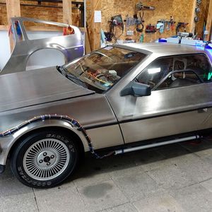 Wenn Anna Hirt und ihr Mann diesen  DMC-12 zur perfekten Zeitmaschinen-Kopie fertig umgebaut haben wird, wird der DeLorean einen deutlich sechstelligen Wert repräsentieren.(Bild:  Dominsky / »kfz-betrieb«)
