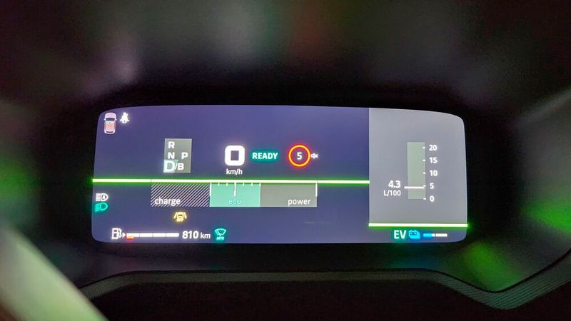 Beim Dacia ist der Spareffekt dank des größeren elektrischen Fahranteils sogar noch größer. Bei zurückhaltender Fahrweise im urbanen Raum geht es auch mit deutlich weniger als fünf Litern voran – top für ein so großes Auto. Auf der Autobahn genehmigen sich beide um die 6,5 Liter. (Bild: Rosenow – VCG)