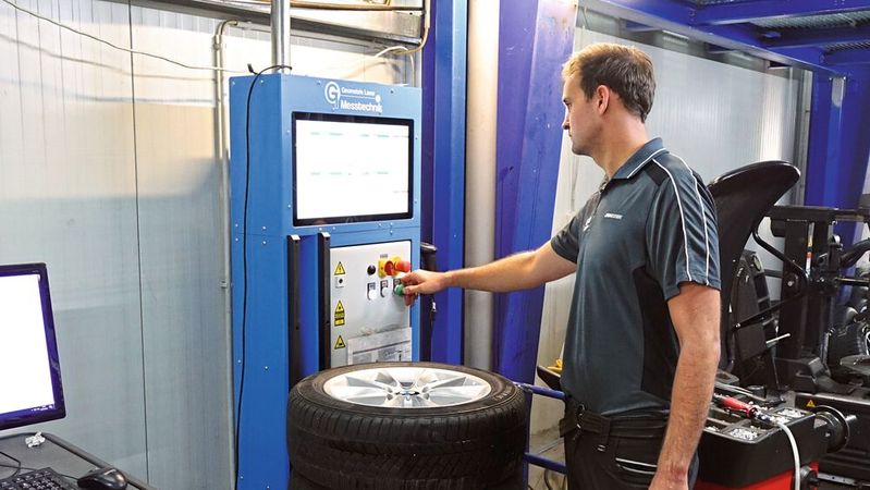 Bei Reifen Luther werden die Radsätze mit einem simplen Einkaufswagen an die Messstation geschoben.(Bild:  Schreiner/»kfz-betrieb«)