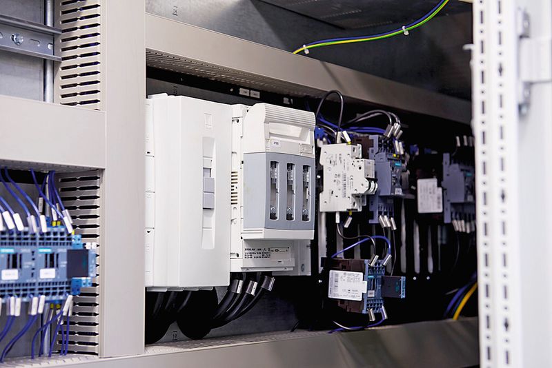 Auch die Rittal-Stromverteilungstechnik RiLine60 mit Anschlussadapter, NH-Trenner und Geräteadapter ist in den Schaltschränken verbaut. (Bild: Rittal)