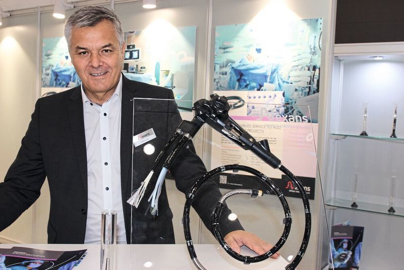 Die Kabel der Firma Nexans werden unter anderem in flexiblen Endoskopen verbaut. HIer zeigt Business Manager Ralf Kürpik ein Kabel mit nur 1,4 mm Durchmesser. (Schäfer / Devicemed)