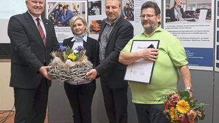 Ausgezeichnet: (v. li.) Geschäftsführer Stefan Haase, Kerstin Guse (langjährige Mitarbeiterin), Obermeister Andreas Jokisch und Wolfgang Hauer (silberne Ehrennadel des Kfz-Gewerbes Thüringen).  (Bild: Zietz/»kfz-betrieb«)