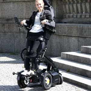 Im Pflege- und Stehrollstuhl PR Biolution der PARAVAN GmbH finden sämtliche medizinische und ergonomische Aspekte Berücksichtigung und sorgen für eine Verbesserung des individuellen Krankheitsbildes.(Bild:  PARAVAN GmbH)