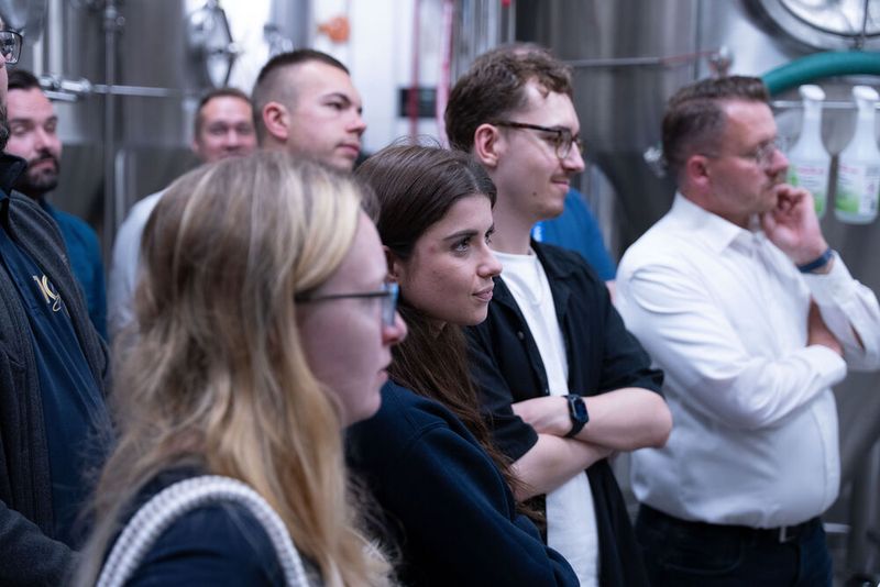 Gespannte Zuhörer bei der Brauereiführung. (Bild: Aagon GmbH)