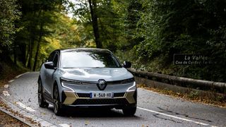 Die fünfte Generation des Renault Mégane fährt nur noch vollelektrisch – und hat als Hauptkonkurrenten den VW ID.3 im Fokus (Bild: Renault)