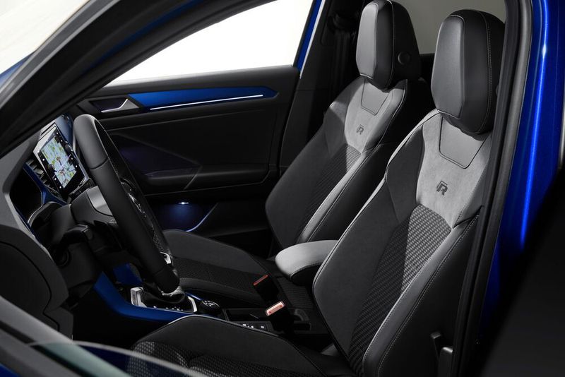 Für Fahrer und Beifahrer gibt es Sportsitze mit Velourswangen.  (Volkswagen AG)