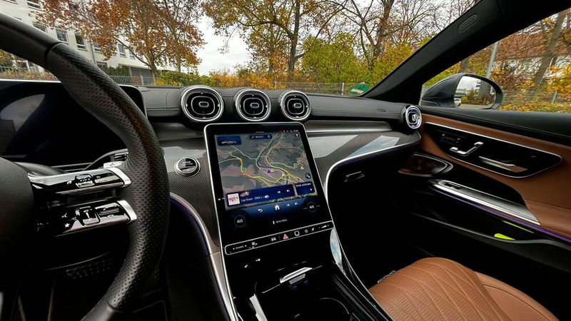 4. Der Fahrkomfort: Aber eigentlich ist der CLE zumindest in den kleineren Motorisierungen ja auch eher ein bequemer Reisewagen. Die Federung scheint einen weichen Teppich über der Straße auszubreiten, die Sitze mit dem handschmeichelnden Nappaleder-Bezug sind so bequem, wie man sich die Sessel in den Salons der Upperclass vorstellt, und im Innenraum ist es so leise wie in einem Konzertsaal, kurz bevor der Starpianist seinen ersten Ton anschlägt – besser geht es fast nicht. (Bild: Simon – VCG)